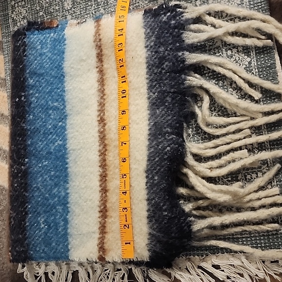 🔴 🔚🔜 2pc Soft Fuzzy Saddle Blanket Style Scarfs . - Picture 4 of 9